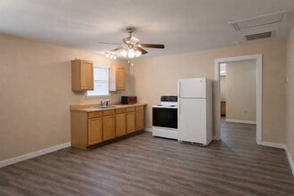 6107 Williams Rd in Crosby, TX - Foto de edificio - Building Photo