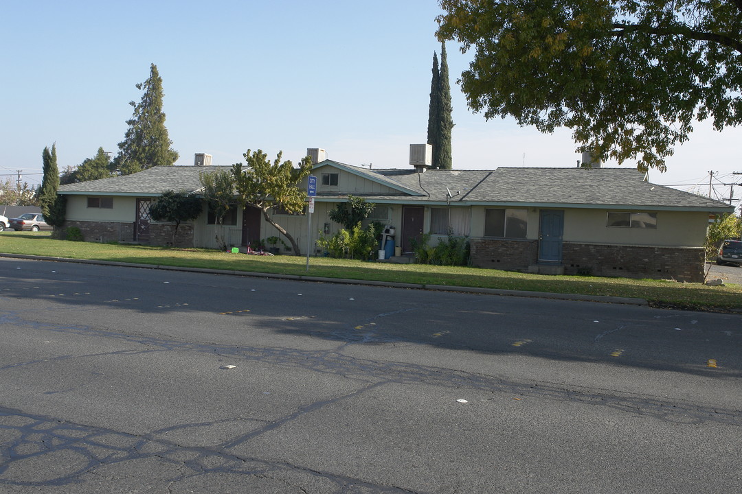 101 Elberta Ave in Atwater, CA - Foto de edificio