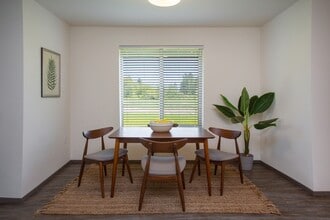 Sawyer Trail Apartments & Townhomes in Tacoma, WA - Foto de edificio - Building Photo