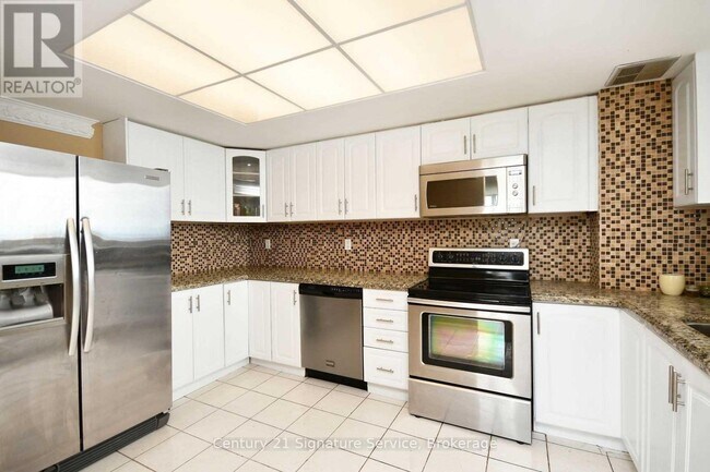 8-2408 Lisa St. in Brampton, ON - Building Photo - Building Photo