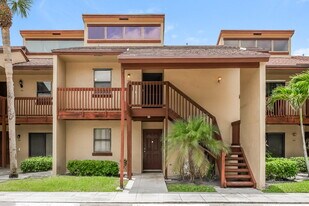 304 Lakeview Dr E in Royal Palm Beach, FL - Building Photo
