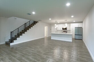 333 NW 41st St in Oakland Park, FL - Foto de edificio - Interior Photo