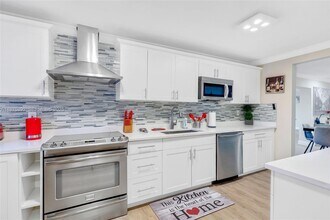 5740 NE 19th Ave in Fort Lauderdale, FL - Building Photo - Building Photo