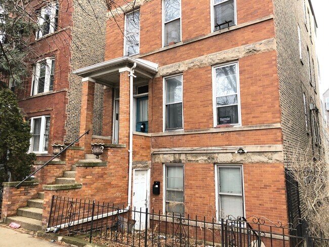 2334 W Belden Ave, Unit G in Chicago, IL - Foto de edificio - Building Photo