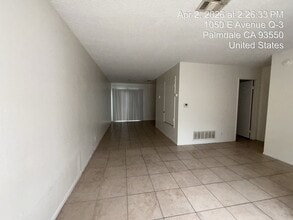 1050 E Ave Q3 in Palmdale, CA - Building Photo - Building Photo