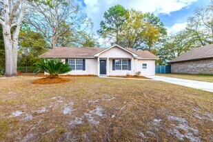 203 Monroe Ave in Hinesville, GA - Building Photo