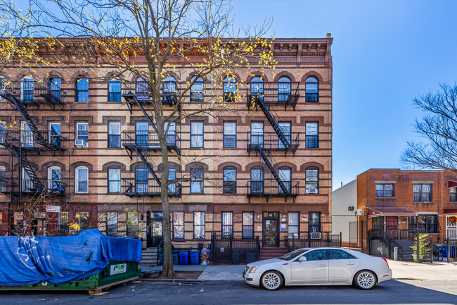 460 Pulaski St in Brooklyn, NY - Foto de edificio - Building Photo