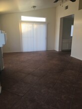 5745 Roundrock Dr in Las Vegas, NV - Building Photo - Building Photo