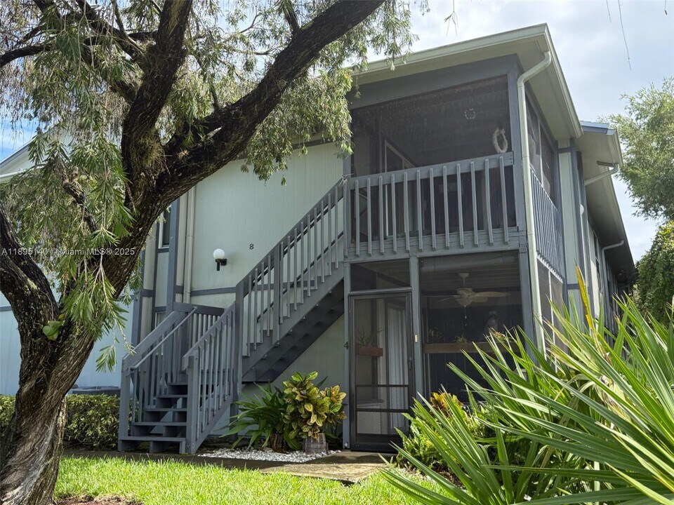 8228 SE Croft Cir in Hobe Sound, FL - Building Photo