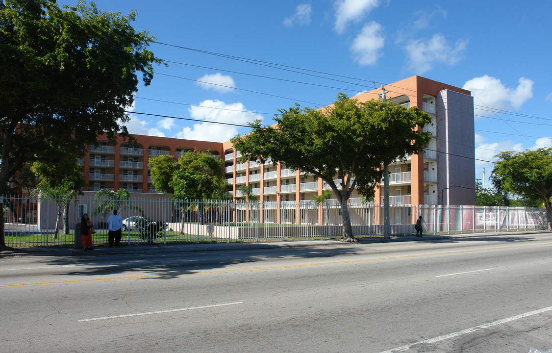 Peters Plaza in Miami, FL - Building Photo