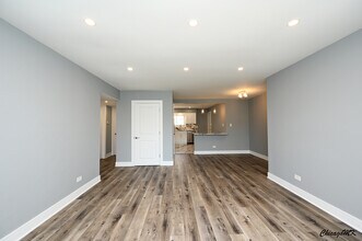 9381 Bay Colony Dr in Des Plaines, IL - Building Photo - Building Photo