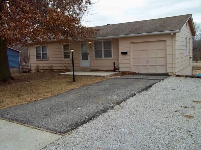 property at 727 N Chestnut St