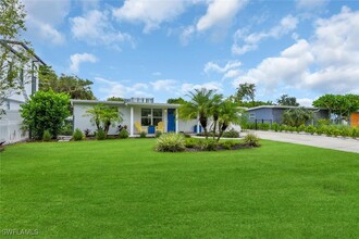 2048 Holiday Ln in Naples, FL - Building Photo - Building Photo