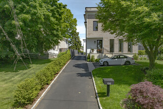 135 Milbank Ave in Greenwich, CT - Building Photo - Building Photo