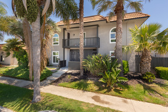 16102 Waikiki Ln in Huntington Beach, CA - Foto de edificio - Building Photo