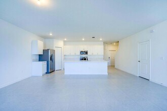 5033 Peacock Wy in Dania Beach, FL - Building Photo - Building Photo