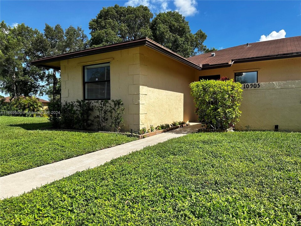 10905 NW 29th Pl in Sunrise, FL - Building Photo