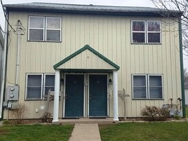 903 1/2 W Washington St in Bloomington, IL - Building Photo