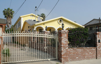 233 W Elm Ave in Burbank, CA - Building Photo - Building Photo