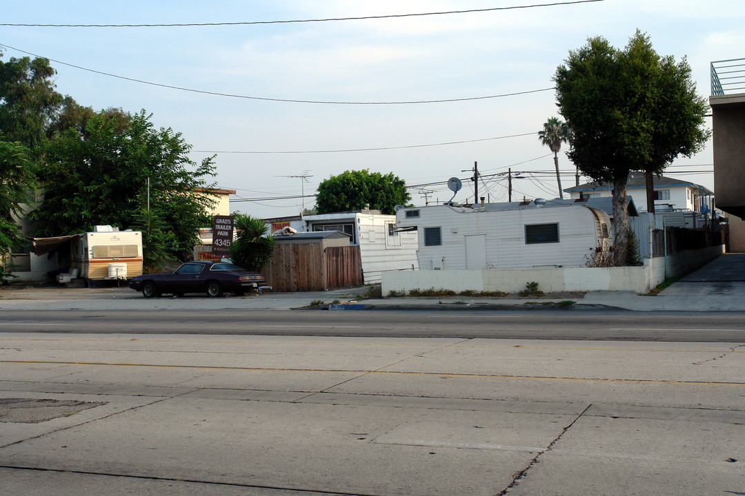 4345 W Rosecrans Ave in Hawthorne, CA - Building Photo