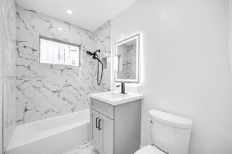 645 NE 149th St in Miami, FL - Foto de edificio - Building Photo