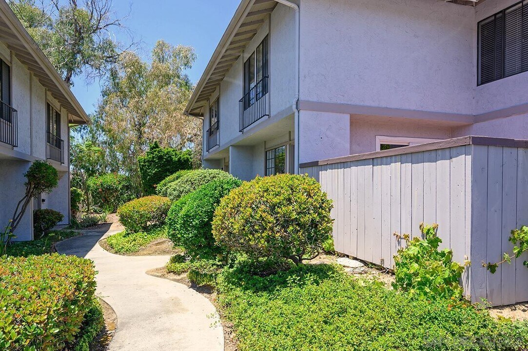 9584 Easter Way in San Diego, CA - Building Photo