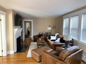 21 Bonwood St in Newton, MA - Foto de edificio - Building Photo