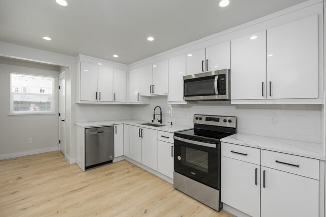 3408-3412 Northwest, 3 Beds, 2.5 Bath & 4 Beds, 2.5 Bath Units Available!