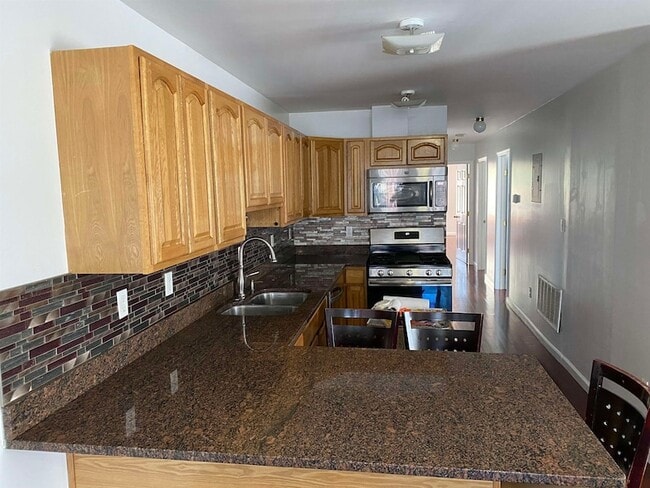 183 Hutton St in Jersey City, NJ - Building Photo - Building Photo