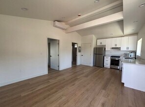 6038 Maury Ave, Unit ADU in Woodland Hills, CA - Foto de edificio - Building Photo