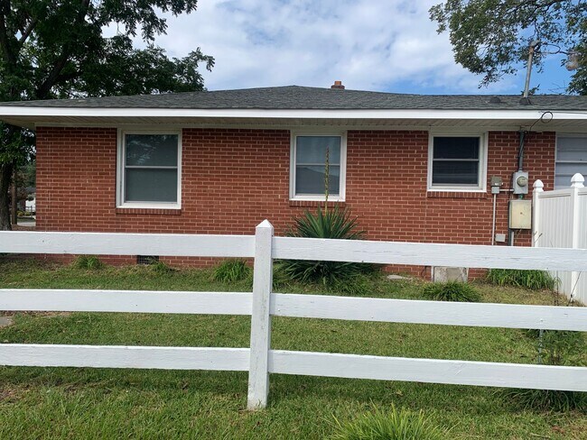 1009 E 14th St in Lumberton, NC - Building Photo - Building Photo