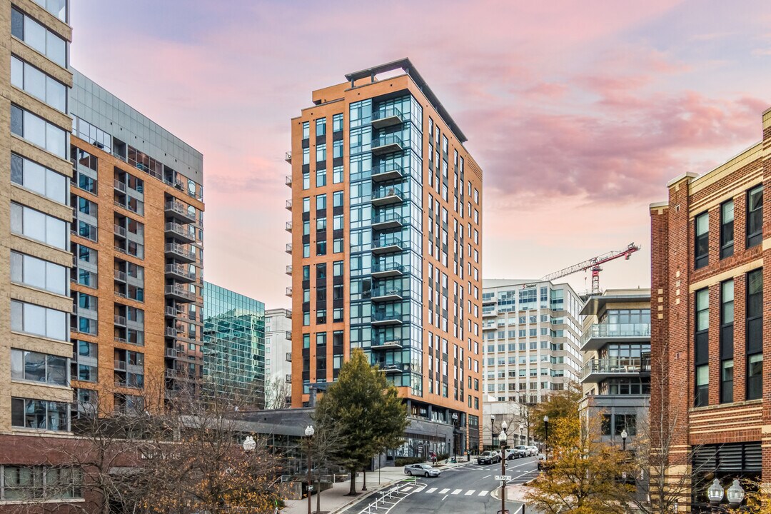 2000 Clarendon Blvd in Arlington, VA - Building Photo