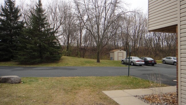 17490 Pond Cir in Eden Prairie, MN - Building Photo - Building Photo