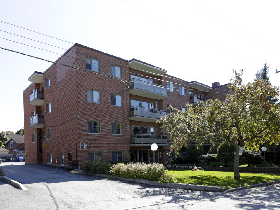 Ballantyne Court in Barrie, ON - Building Photo