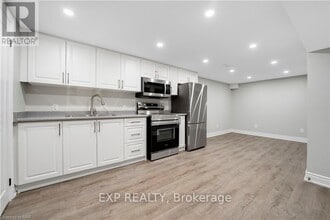 8059 Aintree Dr in Niagara Falls, ON - Building Photo - Building Photo