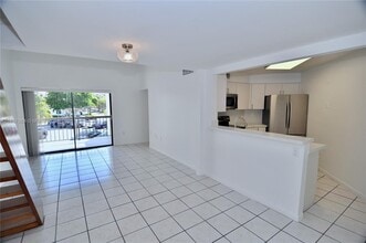 9427 Fontainebleau Blvd in Miami, FL - Building Photo - Building Photo