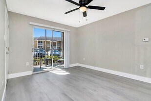 214 Lake Parsons Green in Brandon, FL - Building Photo