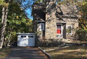 211 Washington St in Franklin Lakes, NJ - Building Photo