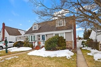 926 2nd Ave, Unit 2nd Floor in Franklin Square, NY - Foto de edificio - Building Photo