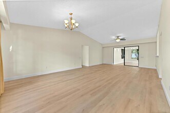 571 SE Anchor Ln in Port St. Lucie, FL - Foto de edificio - Building Photo