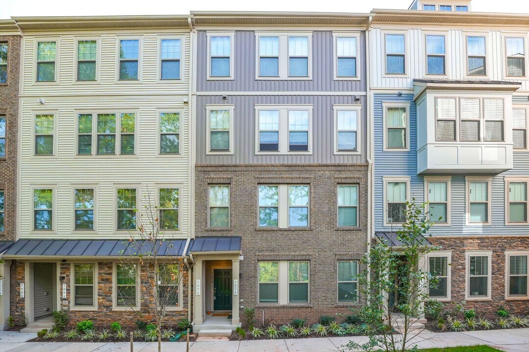 707 Thomas Ln in Manassas Park, VA - Foto de edificio