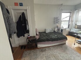 16 Davis Ave, Unit 9 in Brookline, MA - Building Photo