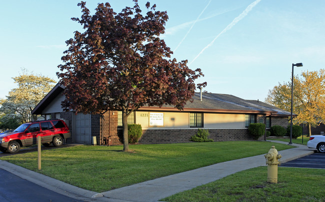 Town & Country Apartments in Elkhart, IN - Building Photo - Building Photo