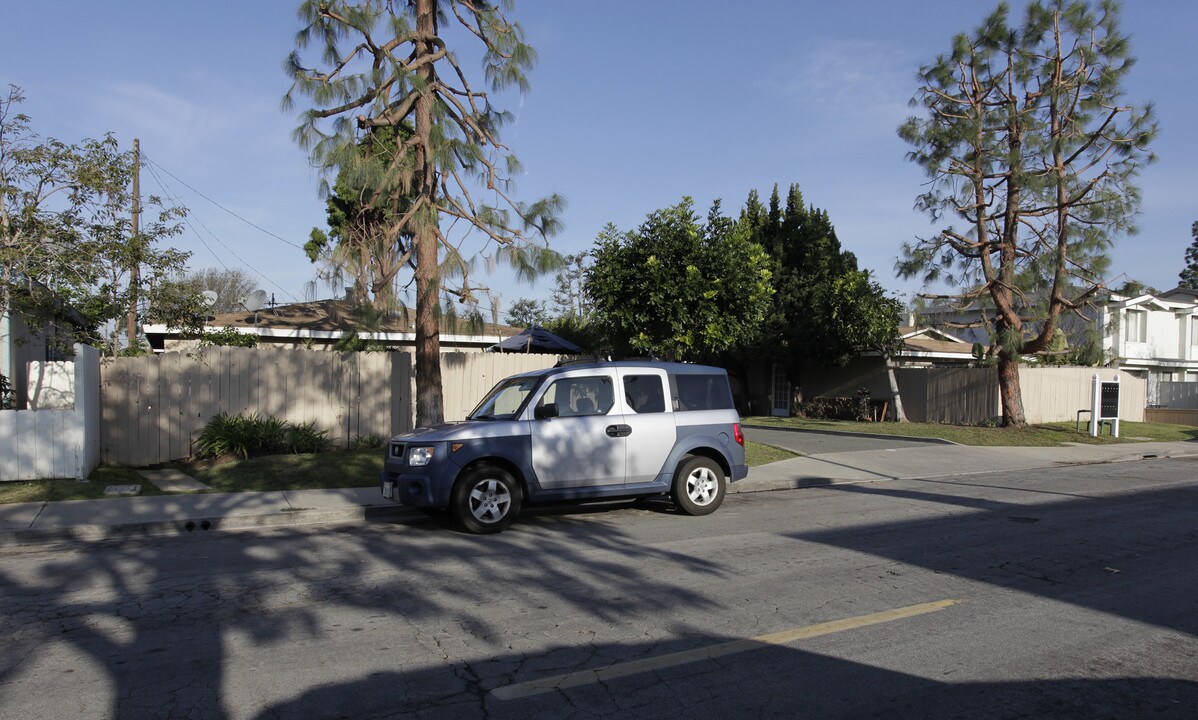 2417-2419 Elden Ave in Costa Mesa, CA - Foto de edificio