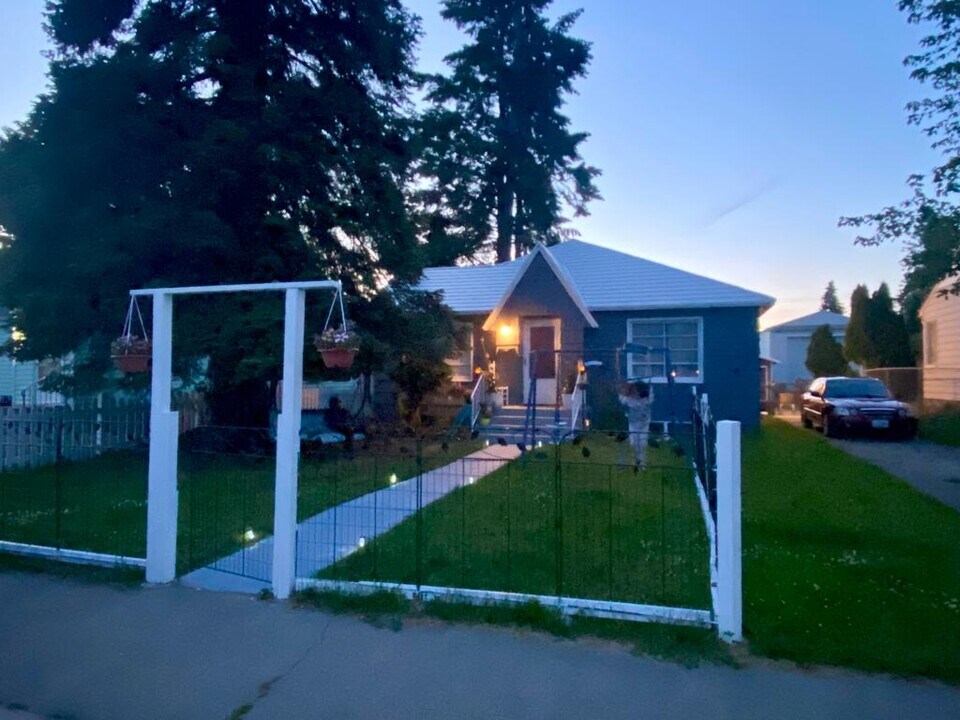 3206 W Garland Ave in Spokane, WA - Building Photo