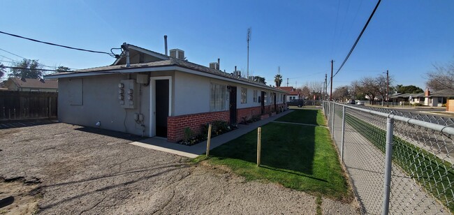 4690 E Huntington Ave in Fresno, CA - Building Photo - Building Photo