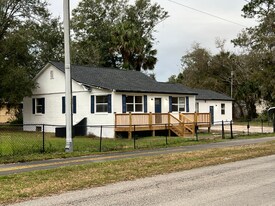 4900 Grand Ave in De Leon Springs, FL - Building Photo