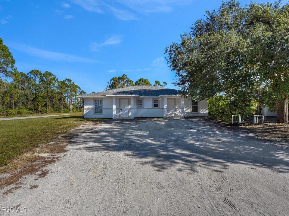801 Meadow Rd in Lehigh Acres, FL - Building Photo