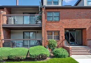 92 Beverly Hl Ter, Unit E in Woodbridge Township, NJ - Foto de edificio - Building Photo
