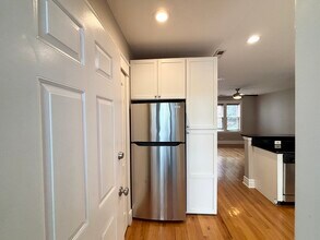 3851 N Kedvale Ave, Unit APTE2 in Chicago, IL - Building Photo - Building Photo